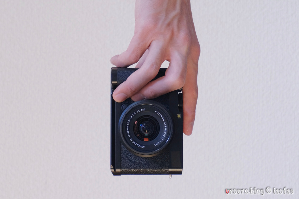 X-E4のメタルハンドグリップMHG-XE4装着時のカメラの持ち方。