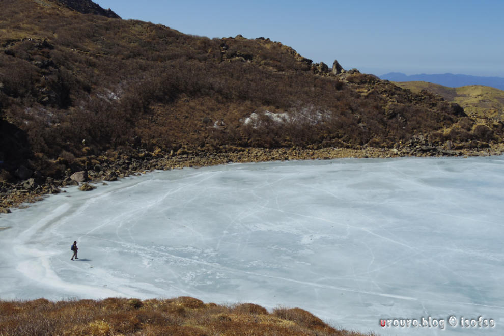 専らSTANDARD ZOOMで登山写真を撮っていた。凍った湖を歩く。