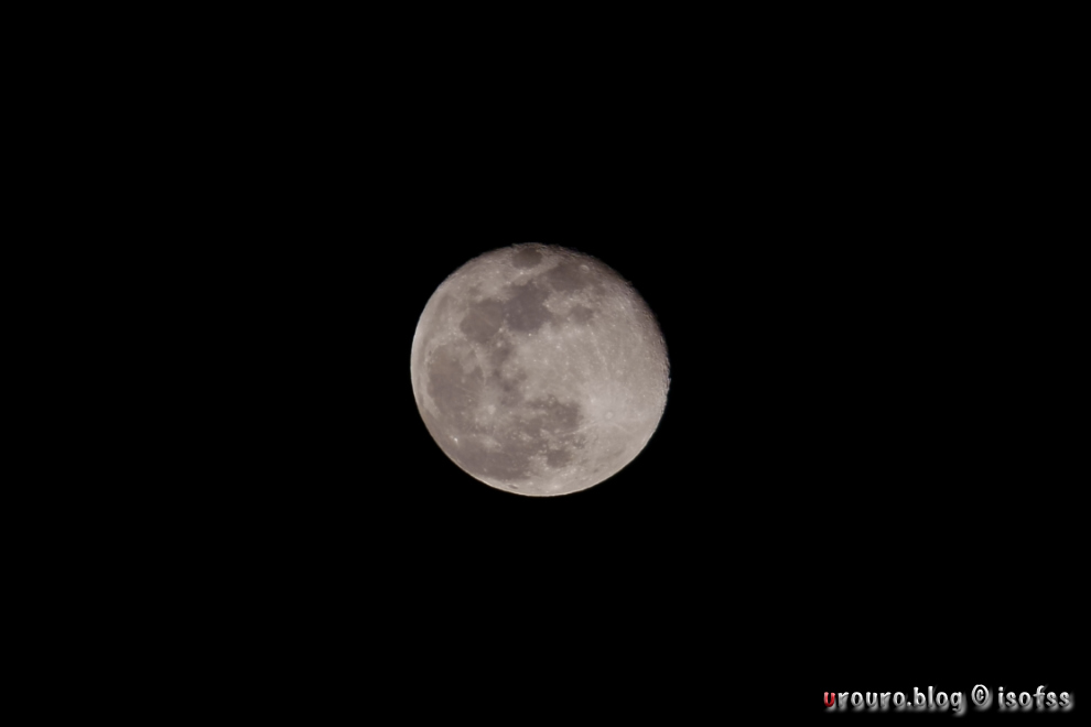 α6400×SEL70200Gで撮った月。トリミングしています。