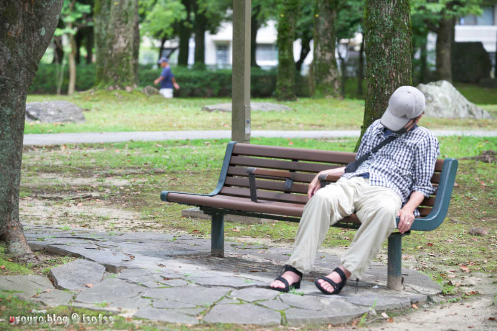 公園のベンチで爆睡するおじいちゃん。