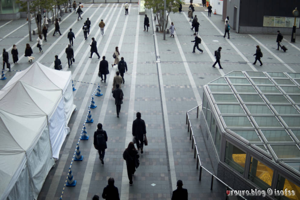 PENTAX Q10のRAW現像作例。博多駅前の出勤する人々。