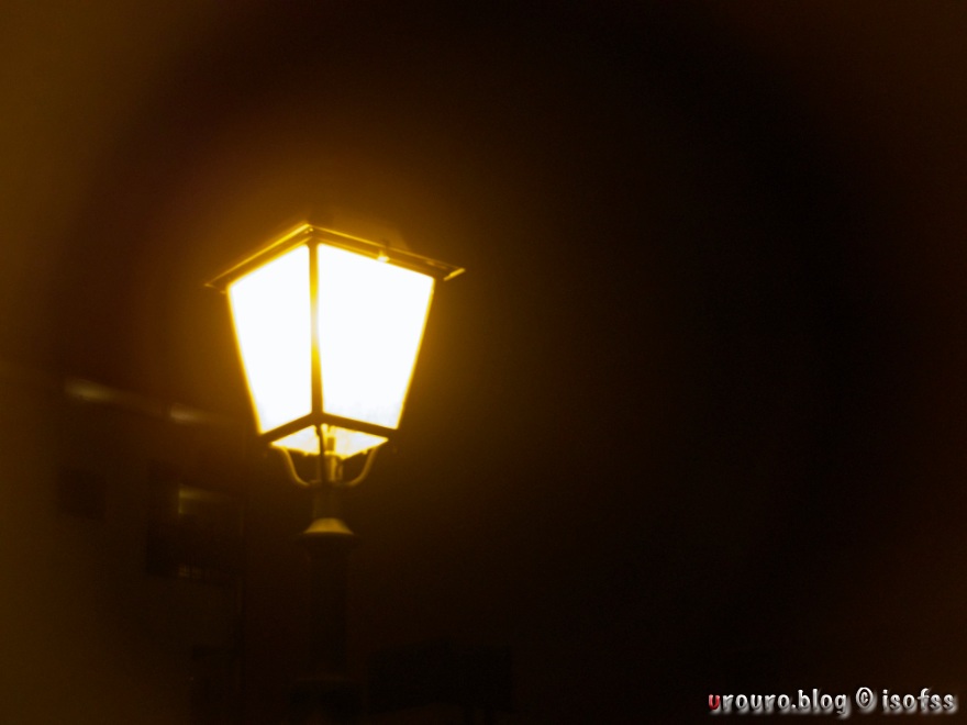 CINE-NIKKORで夜の街灯を撮ったが、流石にPENTAX Q10のセンサーが悲鳴を上げている。