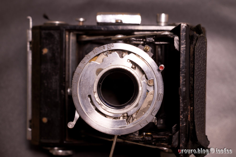 ZEISS IKON蛇腹カメラ、レンズ下部にレリーズケーブルの差し込み口があります。
