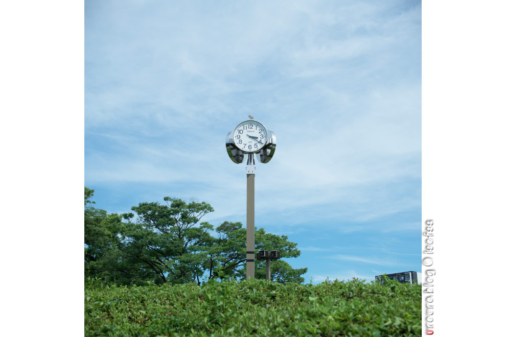 街の時計をスクエア画角で撮影。王道の日の丸構図。