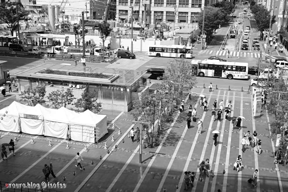 Z30スナップ作例10、モノクロで撮る昼の博多駅前広場