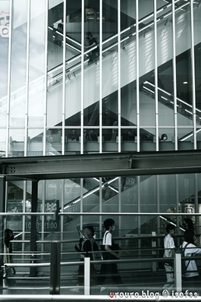 Z30スナップ作例12、ブリーチで撮る博多駅バスターミナル