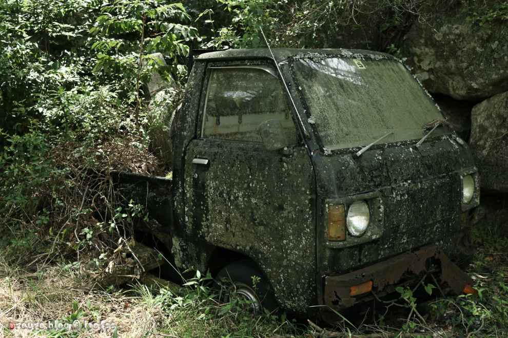 入口に鎮座する朽ちた車をZ30で撮影。