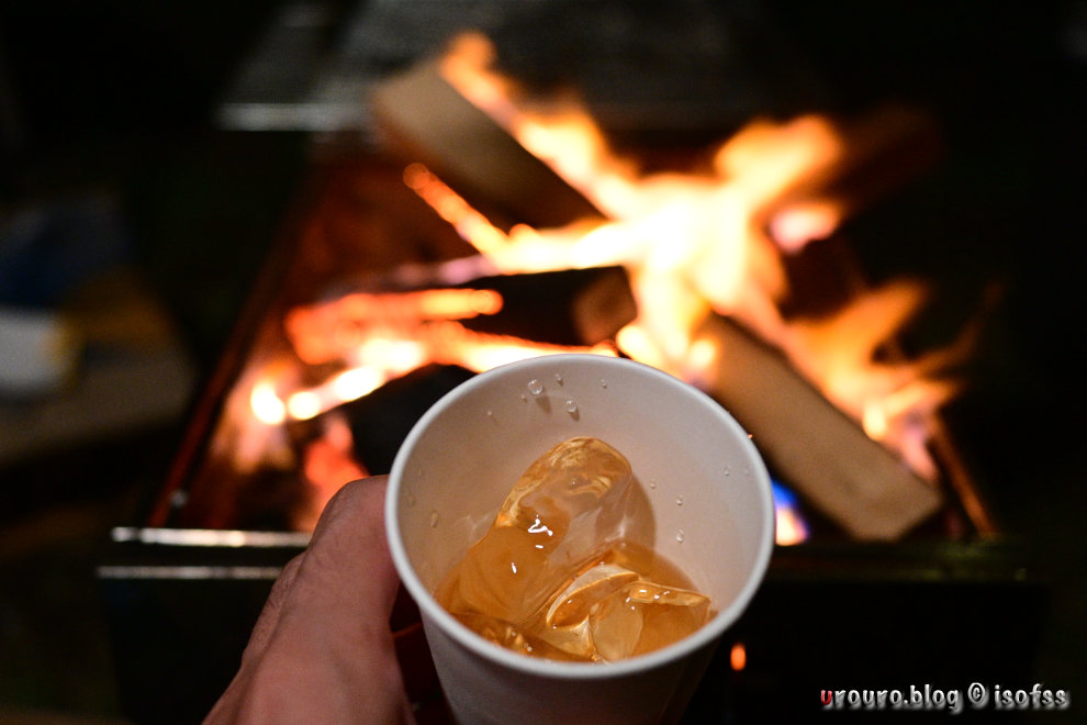 焚き火を囲みながらウイスキーとチーズを頂く。