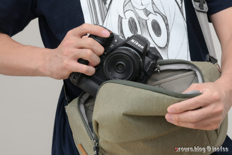 Z9とNIKKOR Z 28mm f/2.8の組み合わせはスリングバッグにも収納できるサイズ感なのだ！これは意外。