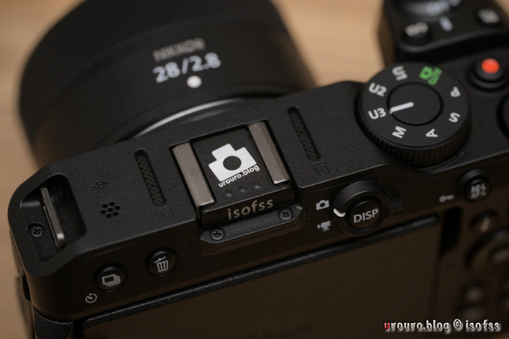 NIKKOR Z MC 105mm f/2.8 VR S作例写真4、カメラ上面の金属感をマクロ撮影。