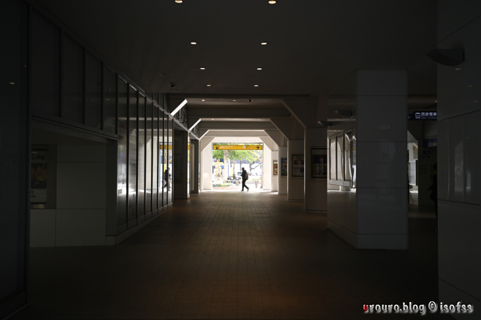 7Artisans 35mm F5.6の写真作例・街中スナップ。トンネルの先に人影。