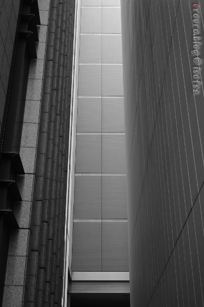 AstrHori 50mm F2.0スナップ作例11、直線が美しい建築物のモノクロ写真。
