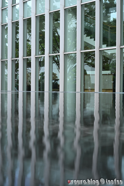 AstrHori 50mm F2.0スナップ作例4、水面に写る近代的な建築物。