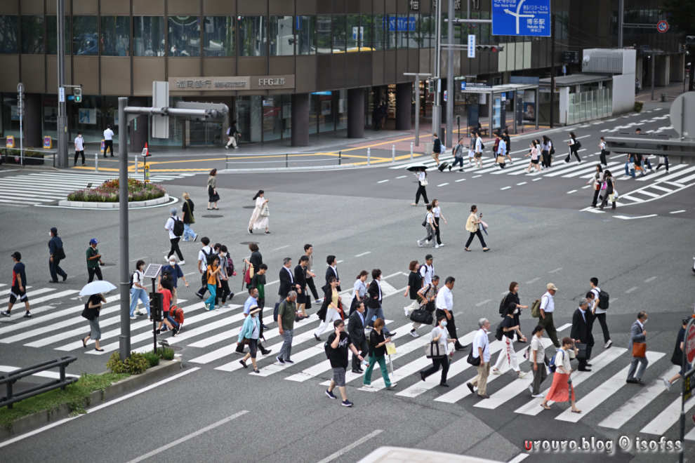 New FD 85mm F1.2 L × Z9 で街スナップ。博多駅の交差点に集う人々。