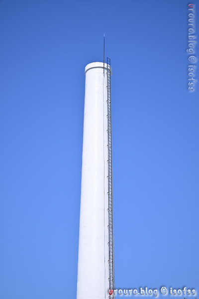 NIKKOR Z 85mm f/1.2 Sスナップ作例6。青い空に聳え立つ1本の煙突。開放から凄まじい描写力。