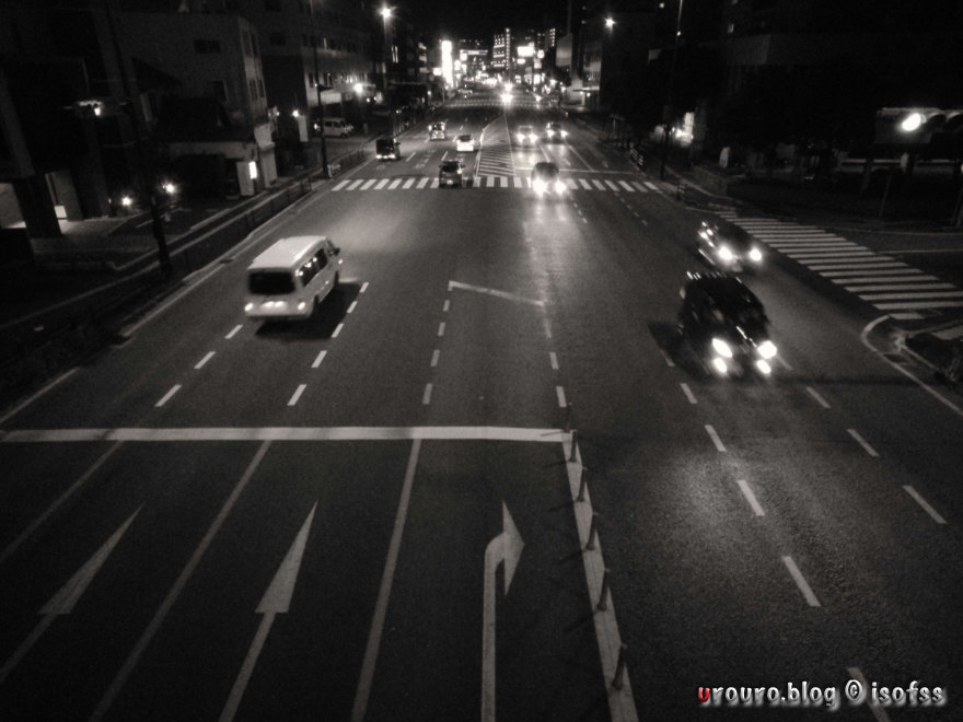 夜の幹線道路をPaperShootCameraで撮影。