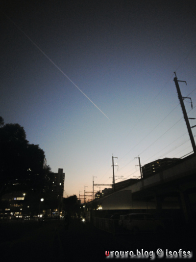 夕暮れの飛行機雲。PaperShootCameraで撮影。