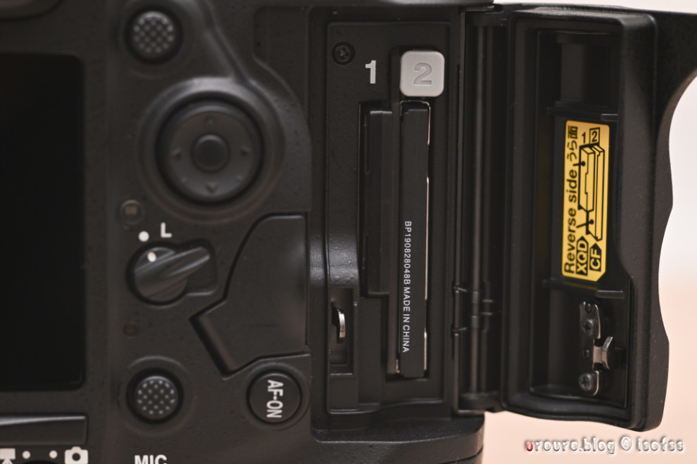 Nikon D4s外観写真・記録メディアのWスロット。