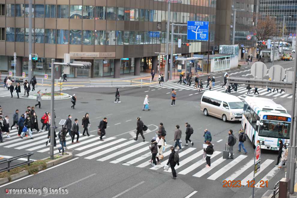 D60 × Ai NIKKOR 45mm f2.8Pスナップ写真。博多駅前の交差点。明るく撮ると凡庸。