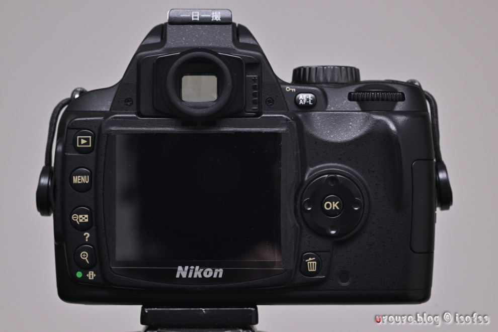 Nikon D60外観写真・背面。必要最低限のボタン配置。液晶は23万ドットしかないのでちょっと見にくい。
