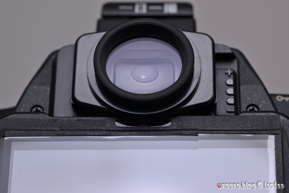 Nikon D60の光学ファインダーを丸窓化した。すぐ下に液晶の自動消灯のセンサーがある。