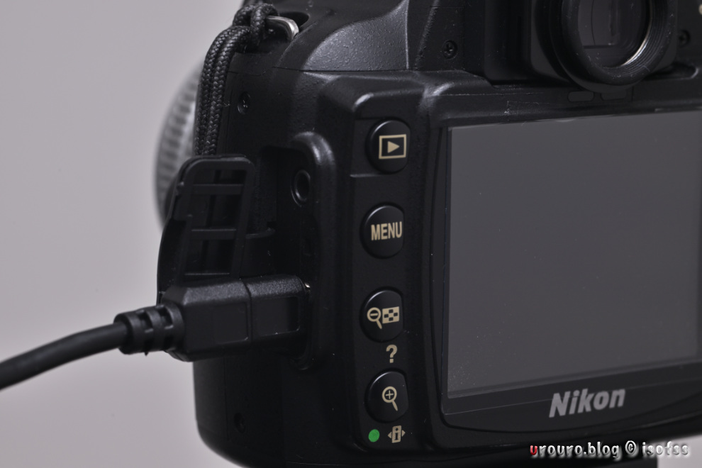 Nikon D60はUSBでデータ転送できる。形状が一般的なものではないのがデメリット。純正付属品はUC-E4。