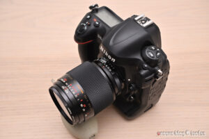 Elicar V-HQ Macro MC 90mm F2.5とD4sの外観写真。