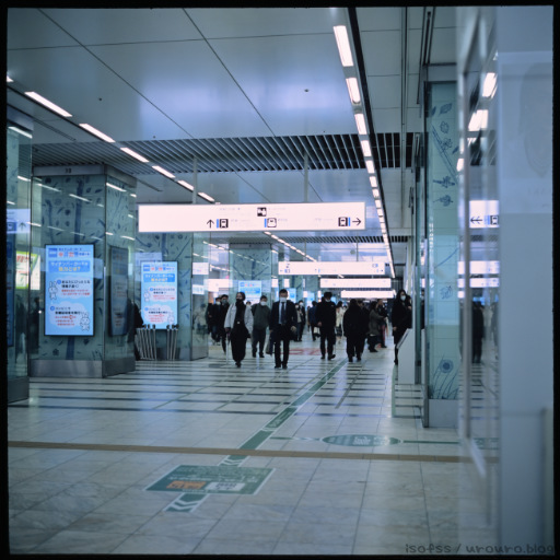 博多駅構内でスナップ撮影。暗い環境なのでシャッタースピードは遅くなりがち。
