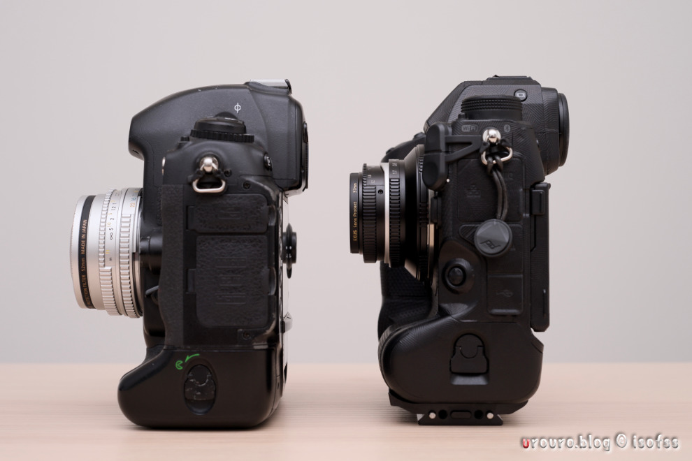 Nikon D3とZ9にそれぞれパンケーキレンズを装着して横から眺めた時の外観写真。ほぼ同じサイズ。