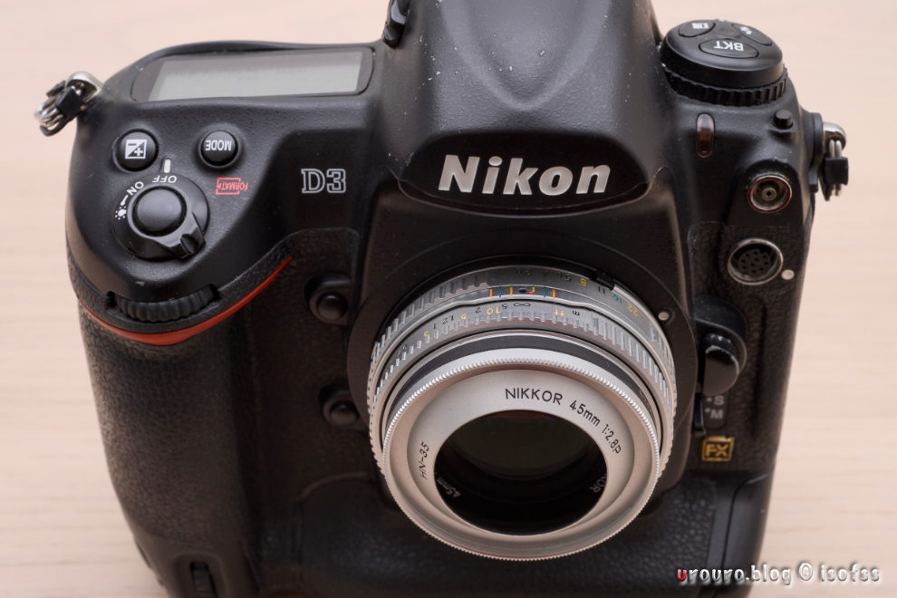 Nikon D3にAi NIKKOR 45mm F2.8Pを装着した前面からの外観写真。なかなか粋である。