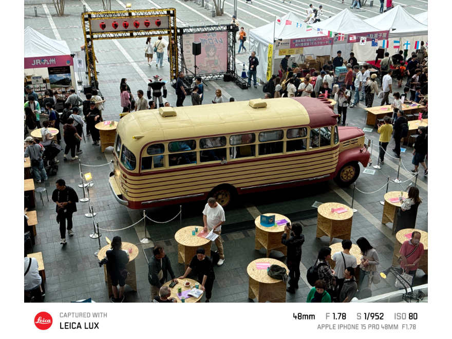 Leica LUXはライカのカラープロファイルを使えるアプリだ。古いバスを撮影。やっぱりエモい。