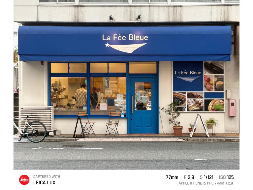 iPhone側のそれぞれの焦点距離のレンズをライカレンズライクで使えるLeica LUX。ケーキ屋さんの外観を撮影。