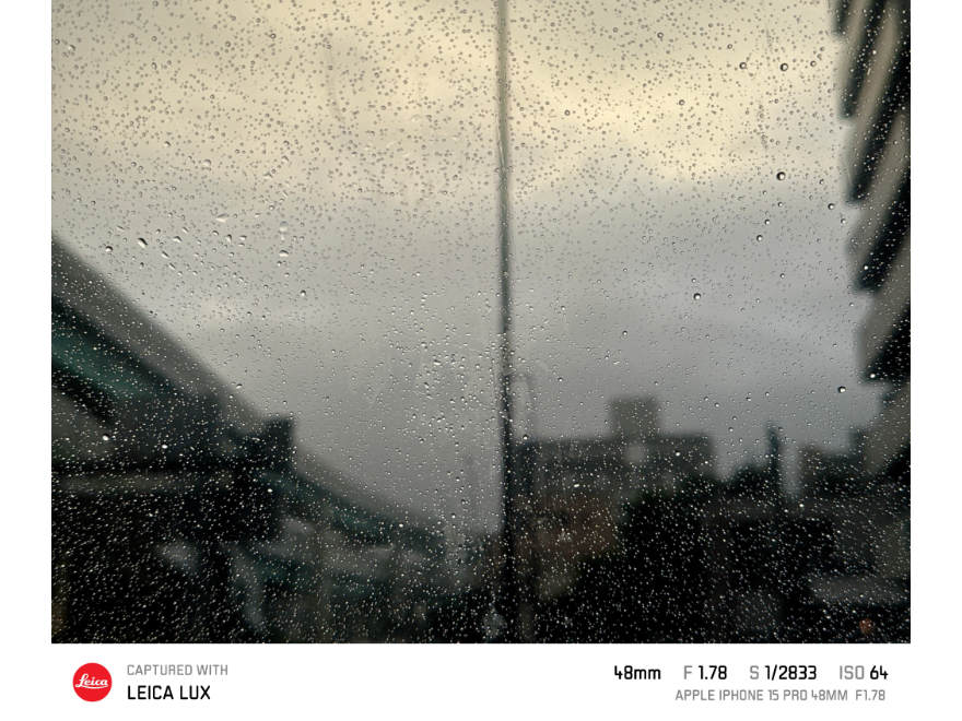 傘に当たる雨粒をLeica LUXで撮影。何を撮ってもライカの帯を入れることでオシャレに見える魔法。