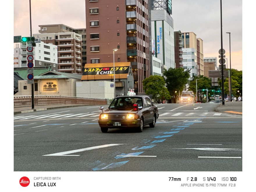 Leica LUXとブラックミストの合わせ技。タクシーのライトが滲んでいる。これはズルい。