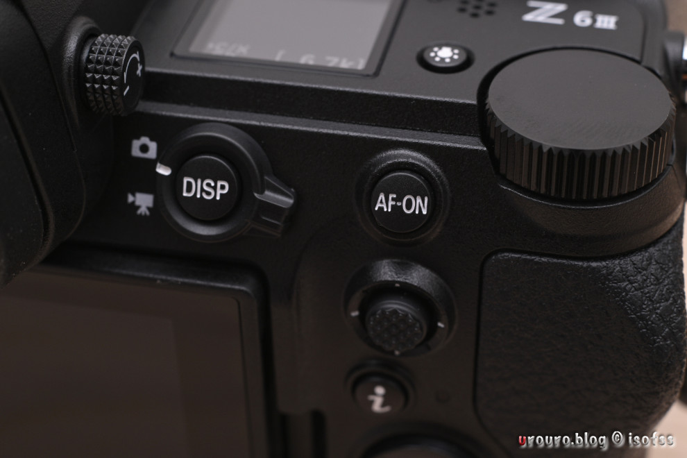知ってました？Nikon機のAF-ONボタンは親指側に少し傾いています。