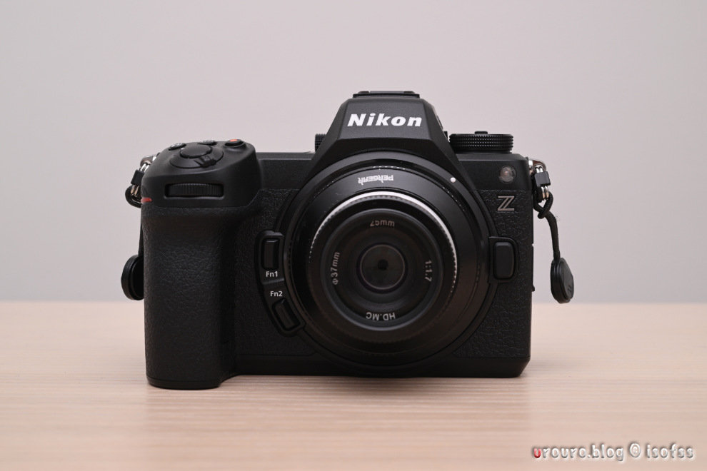 Nikon Z6iiiを正面から捉えた写真。便利なFnボタンは2つ完備。