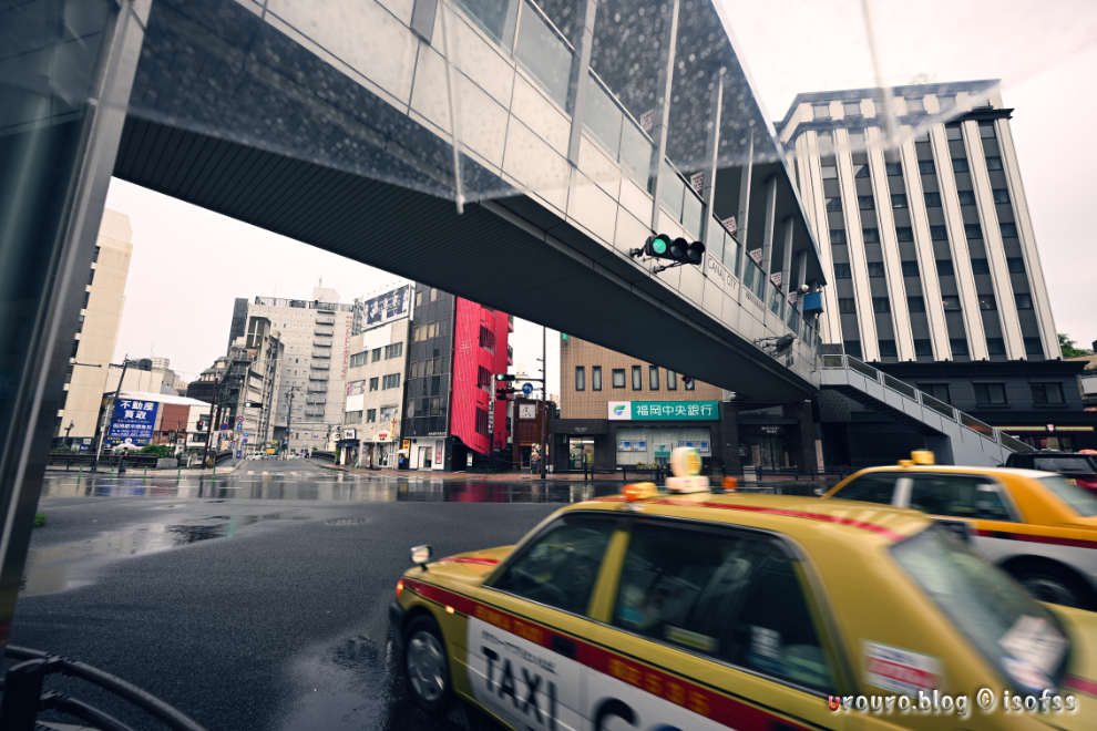Z6iiiと超広角レンズで雨の日の街スナップ。スローシャッターでタクシーにモーションブラーをかけている。