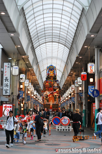 D60とAi NIKKOR 45mm f/2.8Pで一日一撮作例5、山車の前を歩いている幼稚園児達。こういう写真を撮っていきたい。