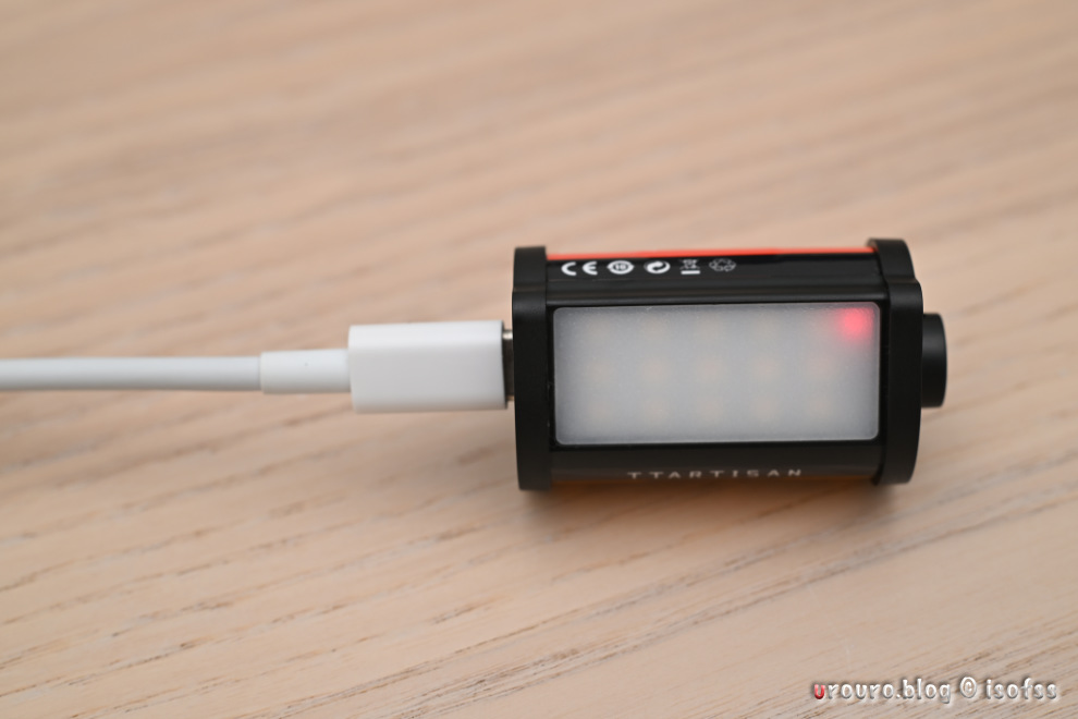 SUPER MINI LED LIGHTはUSB-C充電対応で、45分で満充電となる。