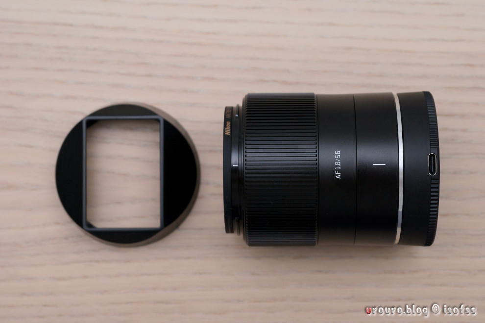 TTArtisan AF 56mm F1.8の同梱品。レンズキャップにはUSB-Cポートが有り、ファームウェアのアップデートが可能だ。