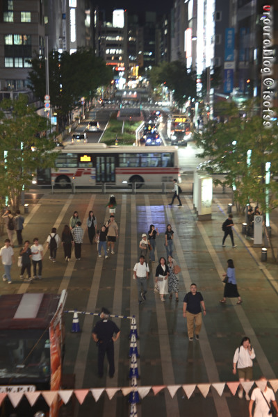 夜の博多駅の風景写真。AstrHori 85mm F1.8 AFは開放時に特に滲むレンズ。このいなたい表現を好きになれるかが鍵。