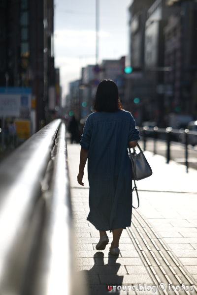 逆光耐性はあまり強くない。ハイライトはすぐに飛んでいってしまう。AstrHori 85mm F1.8 AFの街スナップ撮影。