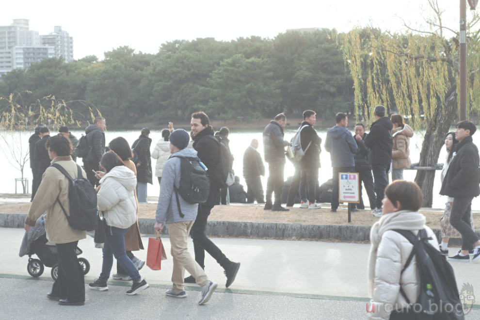 ファントムレンズの絞り羽を雪にしてスナップ撮影。公園の池の周りで散歩している人たち。