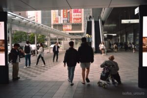 Neighborhoodスナップ作例。これが1番シネマチックで好き。駅前の歩く人々。