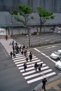 Metropolisスナップ作例、駅前の交差点を歩く人々。