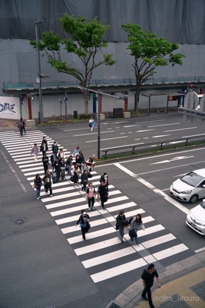 Metropolisスナップ作例、駅前の交差点を歩く人々。
