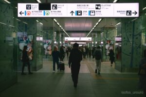 Nostalgiaスナップ作例、博多駅の改札口をシネマチックに撮影。