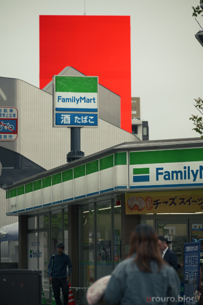 こちらもフレキシブルカラーピクチャーコントロールを使ったNIKKOR Z 28-135mm f/4 PZの街スナップ写真。赤いLEDの看板が目立っている。