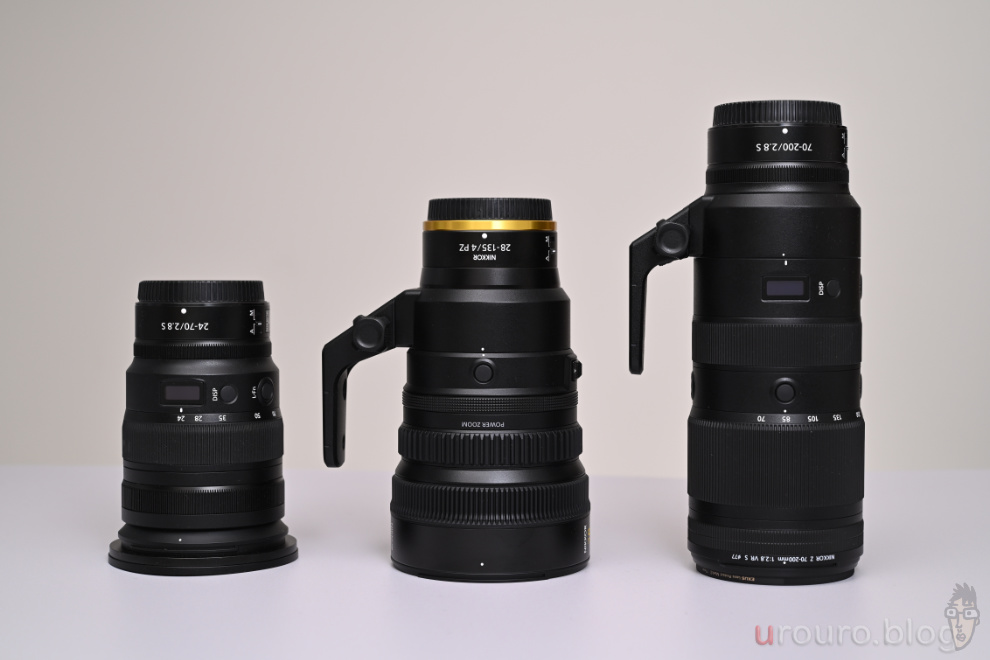 NIKKOR Z 28-135mm f/4 PZを24-70mm F2.8と70−200mm F2.8でサイズ比較してみた。ちょうど中間のサイズと重量なのだ。