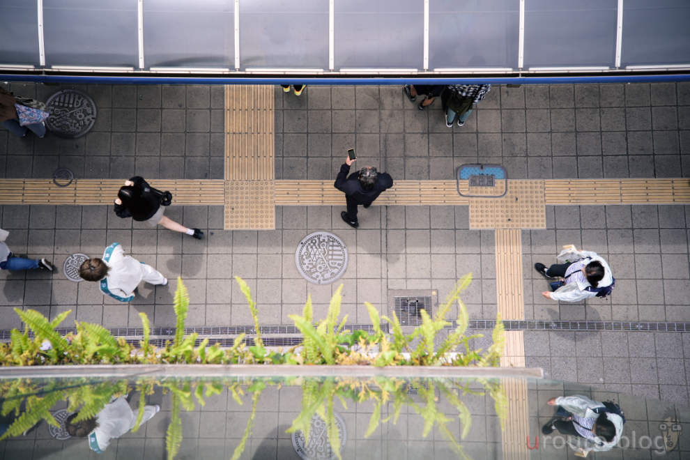 COLOR SKOPAR 35mm F3.5でバス停に並ぶ人たちを撮影。元の画質はフラットに出てくれるからJPEGを加工しても使いやすい。